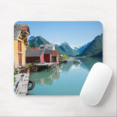 Das Dorf von Fjærland und Fjord, Norwegen von Mousepad (Mit Mouse)