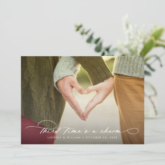 Das dritte Mal ist ein Foto, das das Datum ändert Ankündigung (Stehend Vorderseite)