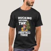 Das Ducken um den Weihnachtsbaum T-Shirt (Vorderseite)