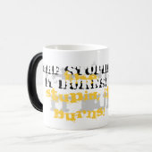 Das dumme; Er brennt! Tasse (Vorderseite Links)