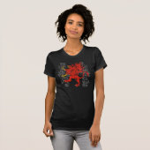 Das dunkle Shirt der roten Greif-Frauen (Vorne ganz)