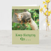 Das Eichhörnchen, das Birdfeeder anhaftet, Karte (Gelbe Blume)