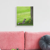 Das Eichhörnchen im Gras Leinwanddruck (Insitu (Wohnzimmer))