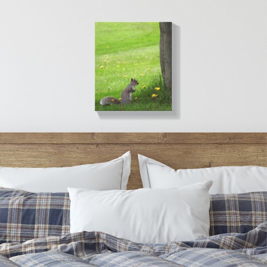 Das Eichhörnchen im Gras Leinwanddruck (Insitu (Schlafzimmer))