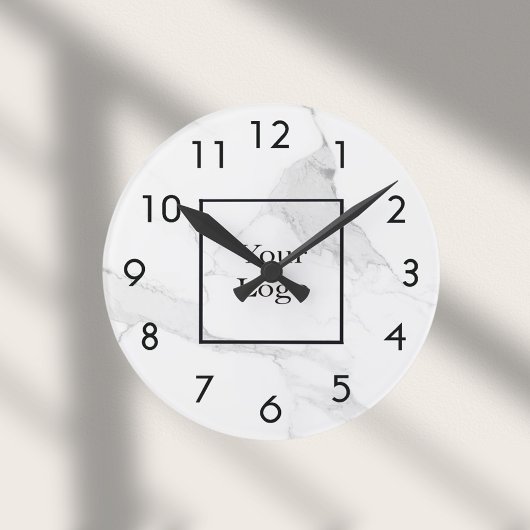 Das elegante klassische Business-Logo aus weißem M Runde Wanduhr