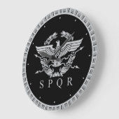 Das Emblem des Römischen Reiches. Große Wanduhr (Winkel)