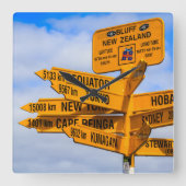 Das Ende der Straße Quadratische Wanduhr (Vorderseite)