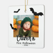 Das erste Halloween-Black-Bats-Foto des Babys Keramikornament (Links)
