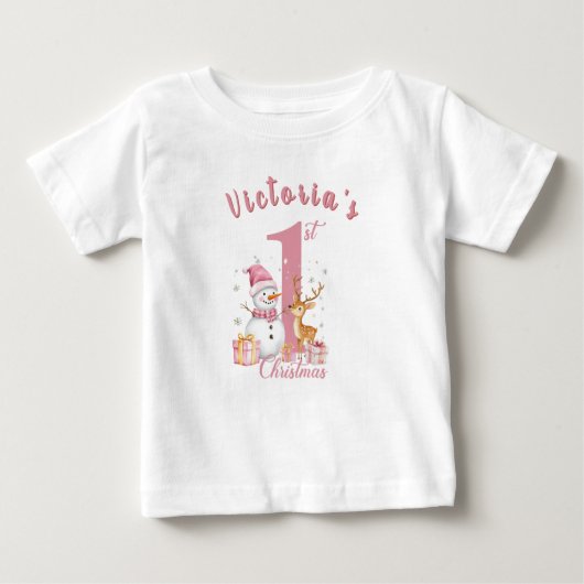 Das erste rosa Weihnachtsfest des Babys. Schneeman Baby T-shirt (Vorderseite)