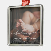 Das erste Weihnachtsfest im Foto des modernen Kind Ornament Aus Metall (Links)