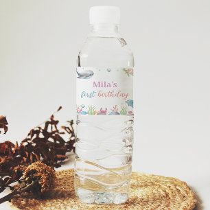 Das Etikett für die Wasserflasche "Onethe Sea Past