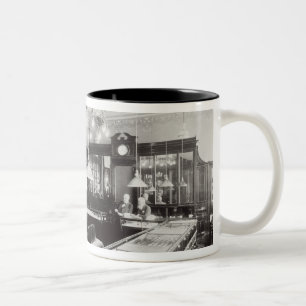 Das faberge-Handelszentrum (b/w Foto) Zweifarbige Tasse