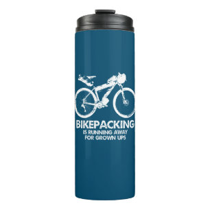 Das Fahrradfahren für das Groß-Ups läuft ab Thermosbecher