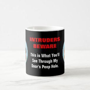 Das Fass einer Waffe durch meine Türen stürzen Kaffeetasse