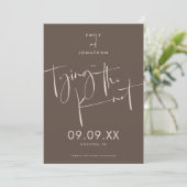 Das Festhalten des Knotens Eleganter Script Cream Save The Date (Stehend Vorderseite)