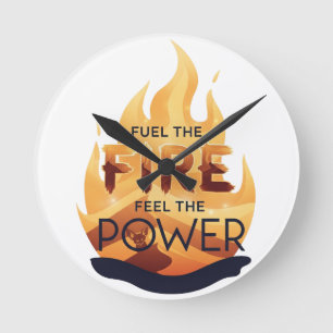 Das Feuer anheizen, das Motivierend T-Shirt des Po Runde Wanduhr