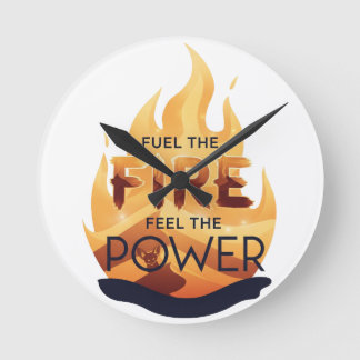 Das Feuer anheizen, das Motivierend T-Shirt des Po Runde Wanduhr