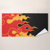 Das Feuer. Flammenzungen auf schwarzem Hintergrund Badehandtuch (Badehandtuch)