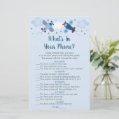 Das Flugzeug sträubt Wolken, was in deinem Handysp (Stehend Vorderseite)