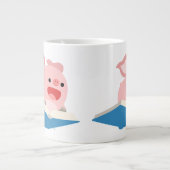 Das Flying Book und die Cartoon Pig Jumbo-Tasse (Vorderseite)
