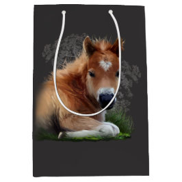 Das Fohlen liegt im Gras Mittlere Geschenktüte