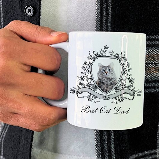 Das Foto deiner Katze in einem Wappen mit Blumen | Kaffeetasse