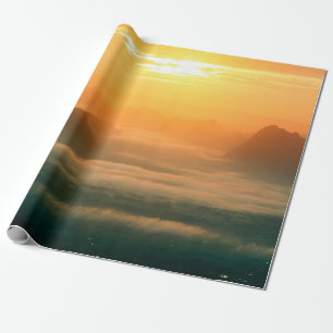 Das Foto der Landschaft, der wunderschöne Nebel am Geschenkpapier