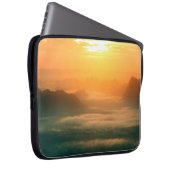 Das Foto der Landschaft, der wunderschöne Nebel am Laptopschutzhülle (Vorne Rechts)