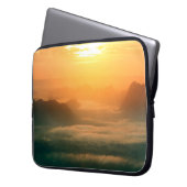 Das Foto der Landschaft, der wunderschöne Nebel am Laptopschutzhülle (Vorderseite Links)