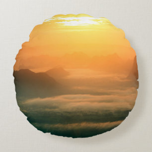 Das Foto der Landschaft, der wunderschöne Nebel am Rundes Kissen