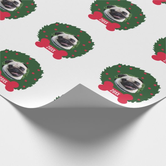 Das Foto des Mops-Hundeweihnachtswreath-Welpen, Geschenkpapier (Ecke)
