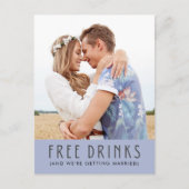 Das Foto "Funny Free Drinks" Save the Date Ankündigungspostkarte (Vorderseite)