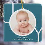 Das Foto für den ersten Weihnachtsgebrauch des Bab Keramikornament<br><div class="desc">Dieses stilvolle Keepake Baby's First Christmas Foto Ornament ist mit dem Wort JOY in weißer Typografie auf einem aquamarinen blauen Hintergrund dekoriert. Einfach mit Foto,  Name und Jahr anpassbar.</div>