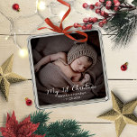 Das Foto "Mein erstes Neugeborenes" Ornament Aus Metall<br><div class="desc">Einfach liebliches Baby erste Weihnachtsschmuck. Einfach mit Ihren Daten personalisieren. Bitte kontaktieren Sie mich per Chat,  wenn Sie Fragen zum Kunstwerk haben oder eine Anpassung benötigen. BITTE BEACHTEN SIE: Für Unterstützung bei Bestellungen,  Versand,  Produktinformationen usw. wenden Sie sich direkt an den Zazzle Kundenservice https://help.zazzle.com/hc/en-us/articles/221463567-How-Do-I-Contact-Zazzle-Customer-Support-.</div>