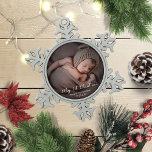 Das Foto "Mein erstes Neugeborenes" Schneeflocken Zinn-Ornament<br><div class="desc">Einfach liebliches Baby erste Weihnachtsschmuck. Einfach mit Ihren Daten personalisieren. Bitte kontaktieren Sie mich per Chat,  wenn Sie Fragen zum Kunstwerk haben oder eine Anpassung benötigen. BITTE BEACHTEN SIE: Für Hilfe bei Bestellungen,  Versand,  Produktinformationen usw. wenden Sie sich direkt an den Zazzle Kundenservice.</div>