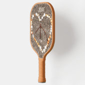 Das friedliche Zeichen im Herzen von Seashells am Pickleball Schläger (Links)