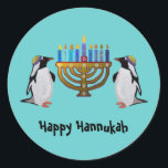 Das Frost hat Hannukah ausgewählt Runder Aufkleber<br><div class="desc">Grafische Illustration von Pinguinen,  die die Hannukah menorah Lichter genießen. Feiern Sie die Wunder von Chanukah alle acht Nächte!</div>