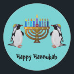 Das Frost hat Hannukah ausgewählt Runder Aufkleber<br><div class="desc">Grafische Illustration von Pinguinen,  die die Hannukah menorah Lichter genießen. Feiern Sie die Wunder von Chanukah alle acht Nächte!</div>