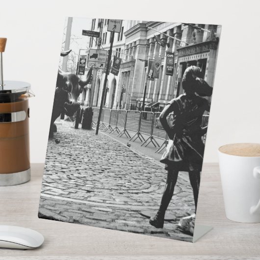 Das Furchtlose Mädchen Sockelschild (In Situ)