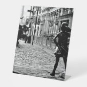 Das Furchtlose Mädchen Sockelschild (Vorderseite)