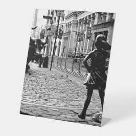 Das Furchtlose Mädchen Sockelschild