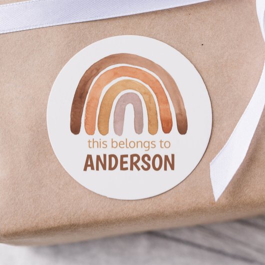 "Das gehört zu.." Earthy Tone Rainbow Name Runder Aufkleber