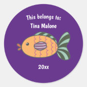 Das gehört zum Lila "Zurück zum Schulfisch" Runder Aufkleber (Vorderseite)