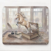Das Gelehrte Pferd springt aus einem Buch Mousepad (Vorne)