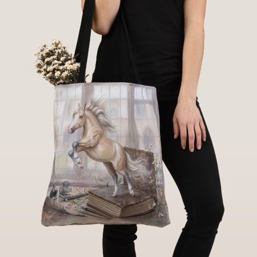 Das gelehrte Pferd springt aus einem Buch Tasche (Von Nahem)