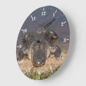 Das Gesicht zum Gesicht mit dem Alligator personal Große Wanduhr (Winkel)