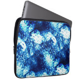Das gestanzte, blinkende Blau sieht aus wie mattie Laptopschutzhülle (Vorne Rechts)