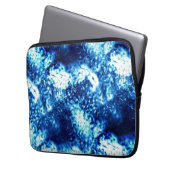 Das gestanzte, blinkende Blau sieht aus wie mattie Laptopschutzhülle (Vorderseite Links)