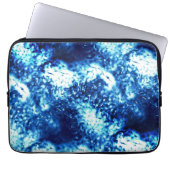 Das gestanzte, blinkende Blau sieht aus wie mattie Laptopschutzhülle (Vorderseite)