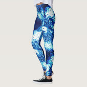 Das gestanzte, blinkende Blau sieht aus wie mattie Leggings (Links)